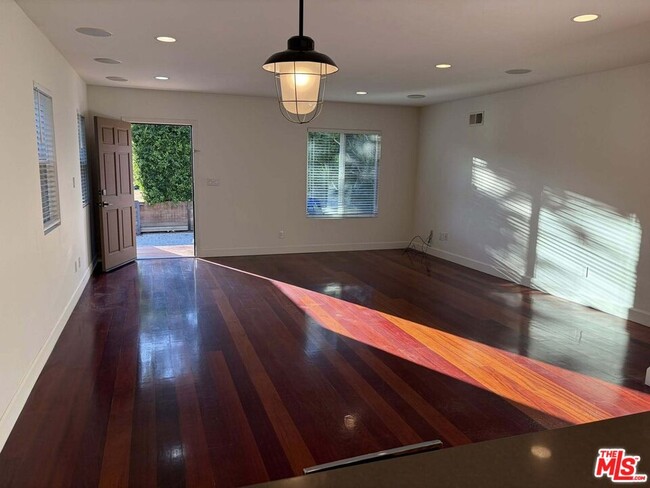 Building Photo - 832 N Las Palmas Ave