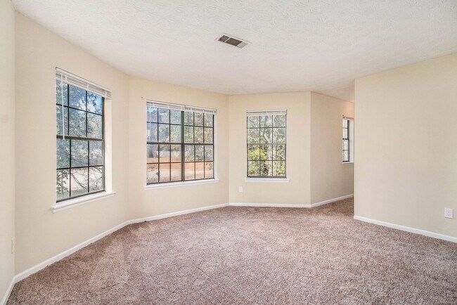 Building Photo - 4 Bedroom 2.5 Bath Home