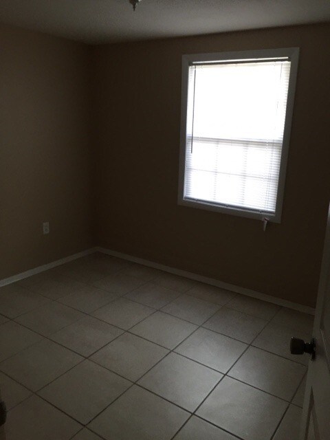 Building Photo - 2111 Smithfield Cir S