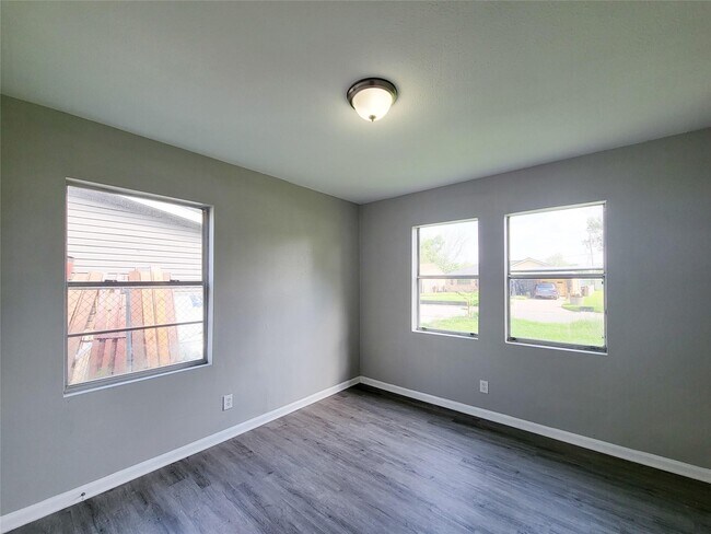 Building Photo - 4909 Holloway Dr