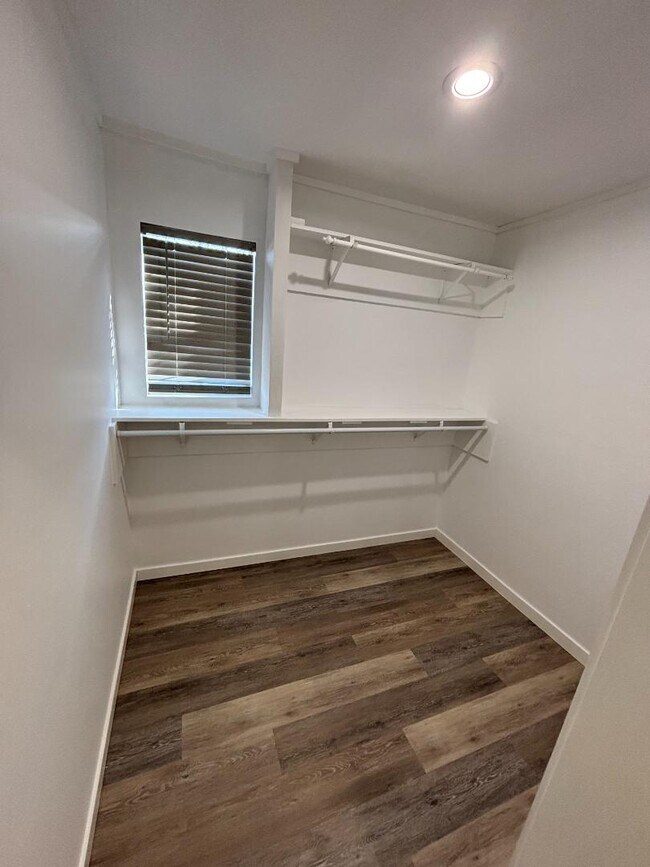 Building Photo - 309 N Allis St