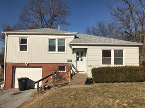 Building Photo - Spacious Rock Island Home with Family Room and Garage!
