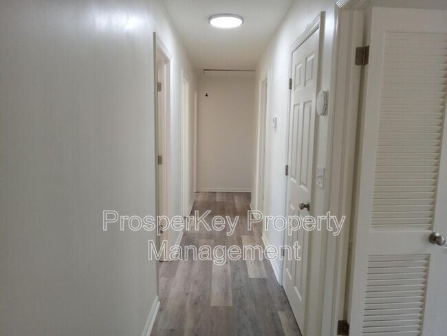 Building Photo - 137 Sycamore Ct