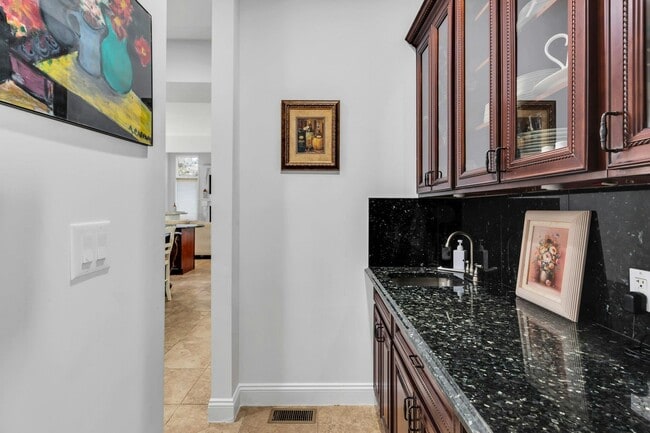 Building Photo - 10 Bay Woods Dr