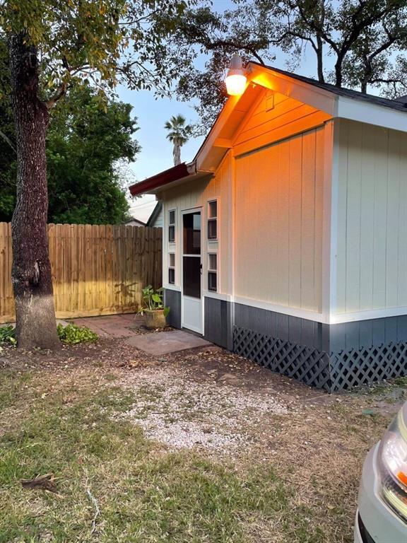 Building Photo - 903 N Valderas St