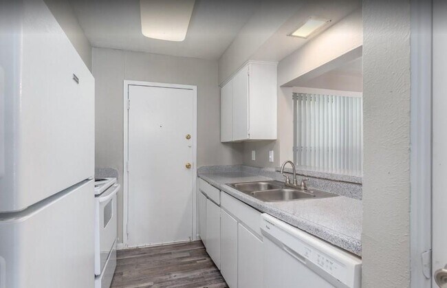Building Photo - 2800 Northaven Rd