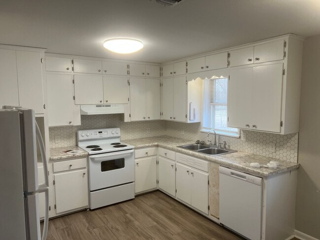 Building Photo - 3 Bed 2 Bath Home