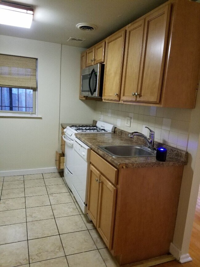 Building Photo - Spacious 1 BR w/ Private Entrance & Renova...