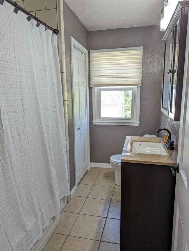 Building Photo - AVAILABLE NOW! - 2 Bedroom / 1 Bath Home i...
