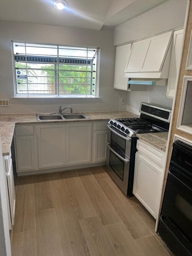 Building Photo - 9339 Stonecreek Ln