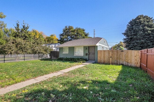 Building Photo - Spacious 2 bedroom with large den in the heart of Villa Park! LEASING SPECIAL info below