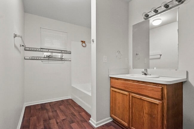 Building Photo - 4128 Buckingham Ave