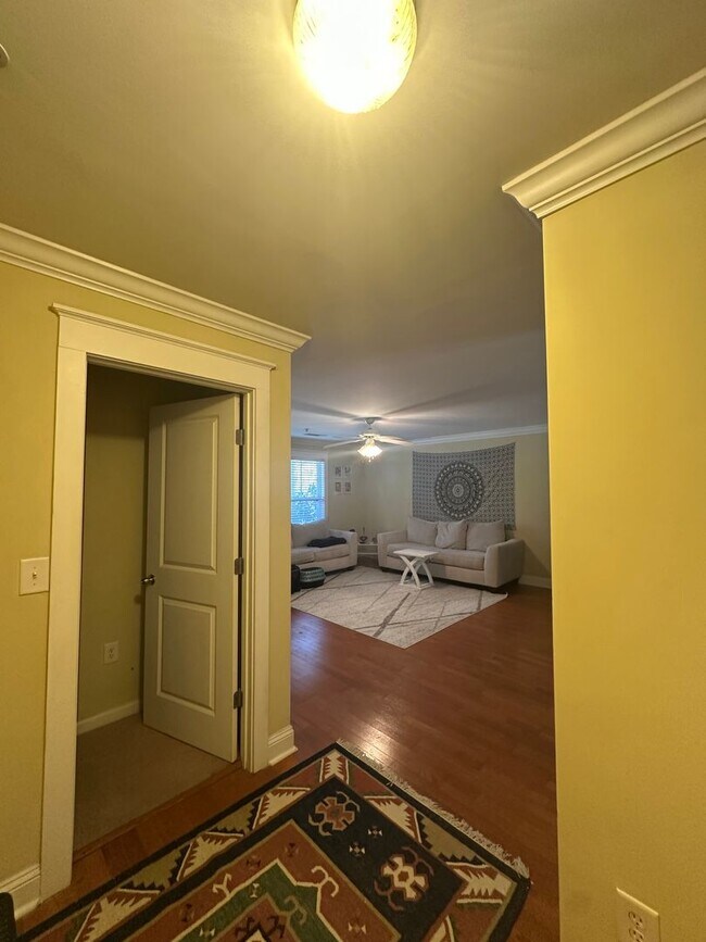 Building Photo - 2 Bedroom 2 Bathroom in gated community of the Summit