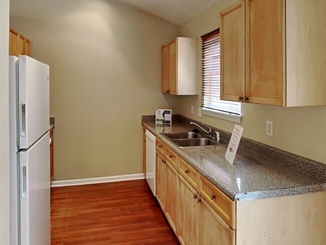 Building Photo - 3BD / 2 BA