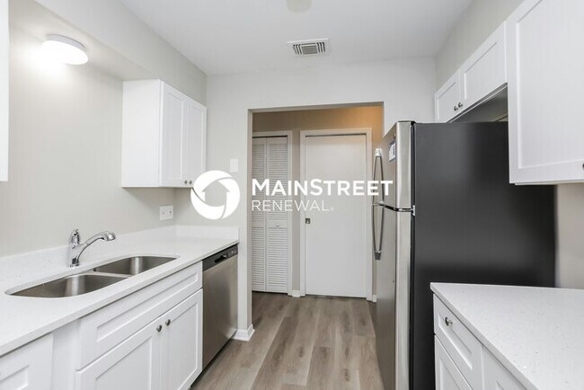 Building Photo - 3 Bedroom Pet-Friendly Home in ORLANDO, FL with Main Street Renewal