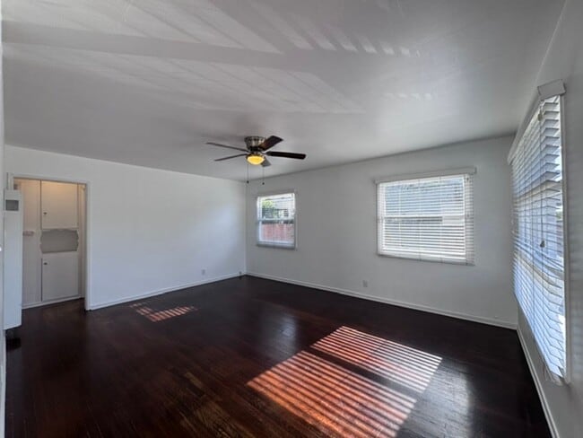 Building Photo - Charming North Long Beach Home