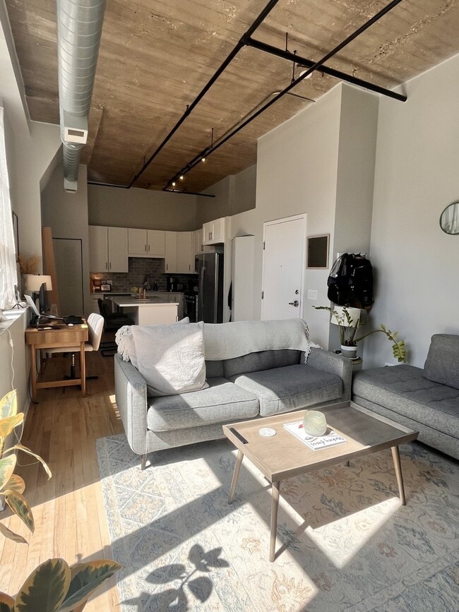 Building Photo - 758 N Larrabee St