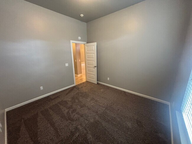Building Photo - Beautiful 4 bed, 2 bath WITH an Office and STORM SHELTER