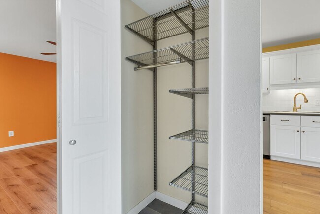 Building Photo - Available NOW! 3 Bedroom 2 Bath Beautiful Home in BOULDER!