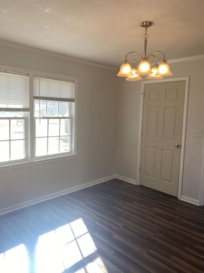 Building Photo - 3 bed 2 bath Brick Ranch