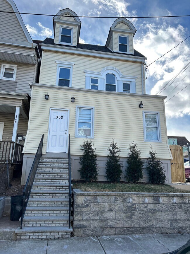 Primary Photo - 350 13th Ave