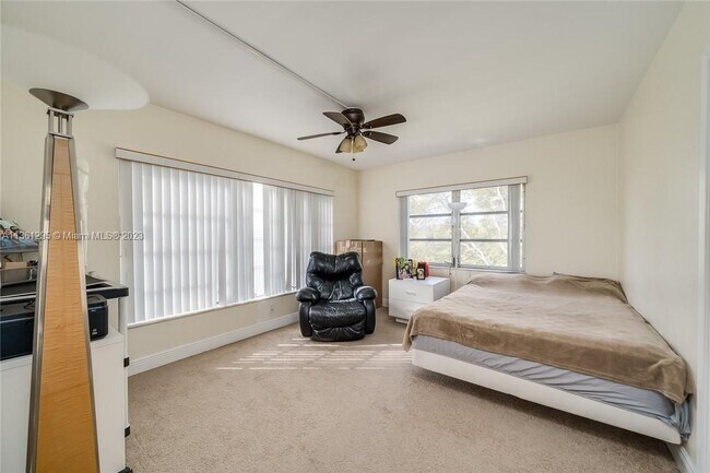 Building Photo - 3050 N Palm Aire Dr