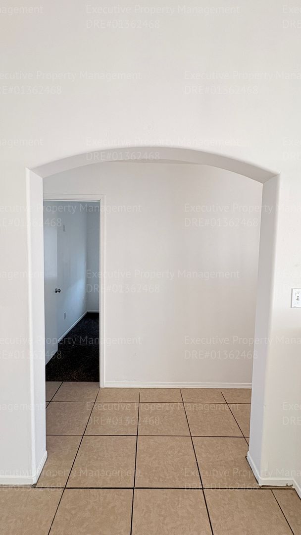 Building Photo - 4 bedroom 2 bathroom home located near S. H St/ Berkshire Rd