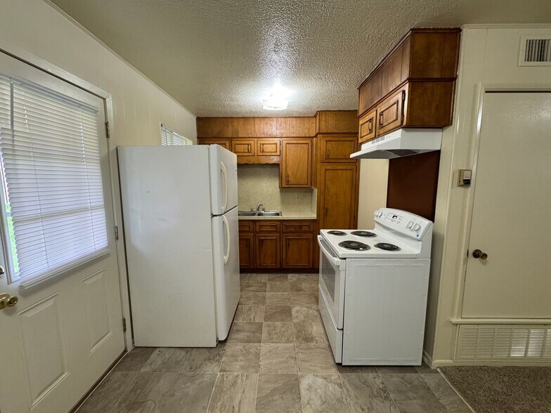 Building Photo - 808 Safady Ave
