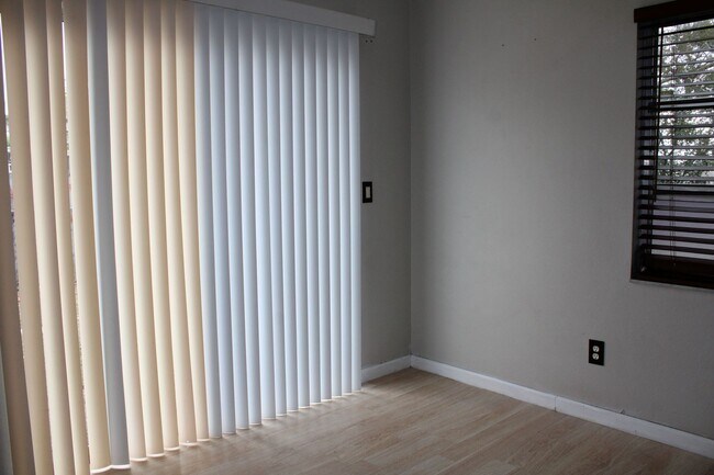 Building Photo - A charming 2-bedroom, 2-bathroom home located in the vibrant community of Spring Hill