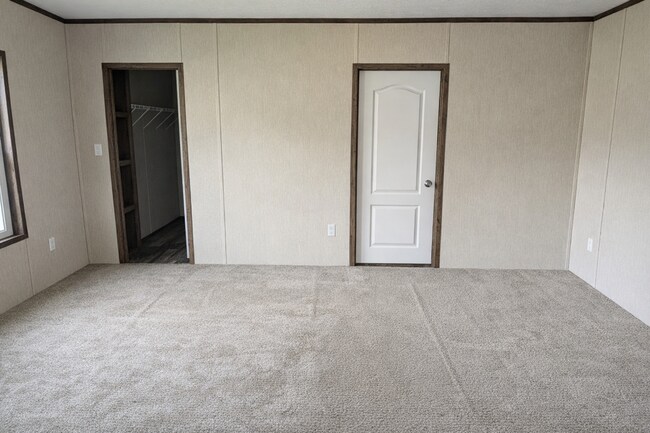 Building Photo - 732 Parkview Dr