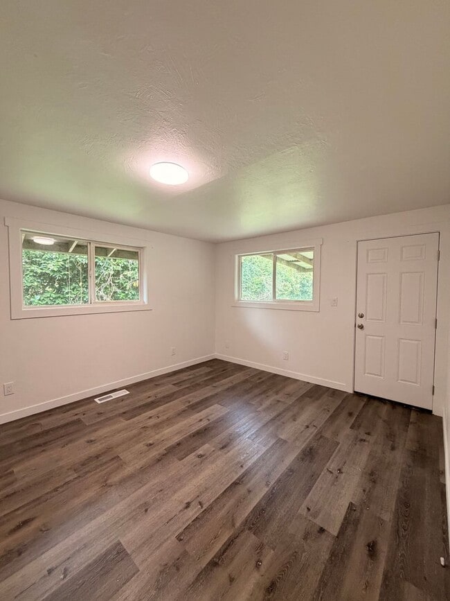 Building Photo - Fully Remodeled 3-Bedroom apartment