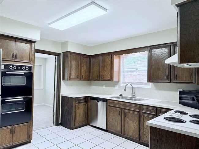 Building Photo - 25419 Lynbriar Ln