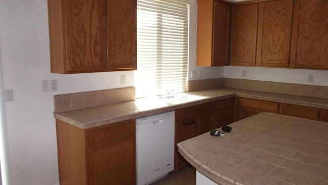 Building Photo - Excellent Elk Grove Location, Spacious 4 bedroom home with office, sitting parlor, and large kitchen