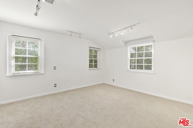 Building Photo - 1204 S Beverwil Dr