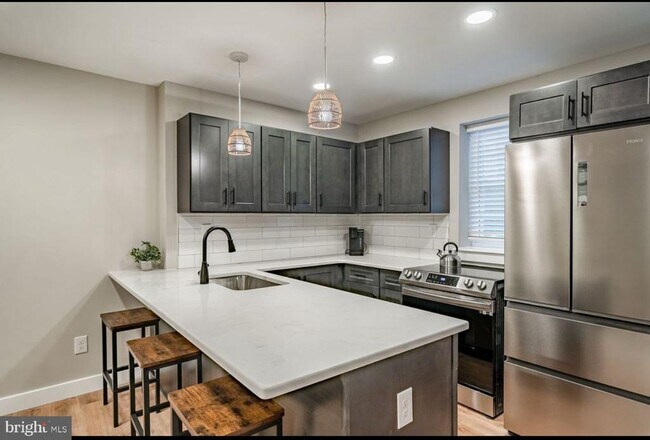 Primary Photo - 221 W 6th St