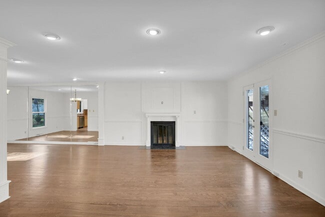 Building Photo - NOT YOUR AVERAGE 4 BEDROOM HOUSE!