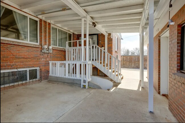 Building Photo - Updated 2BD, 1BA Half-Duplex in North Park...