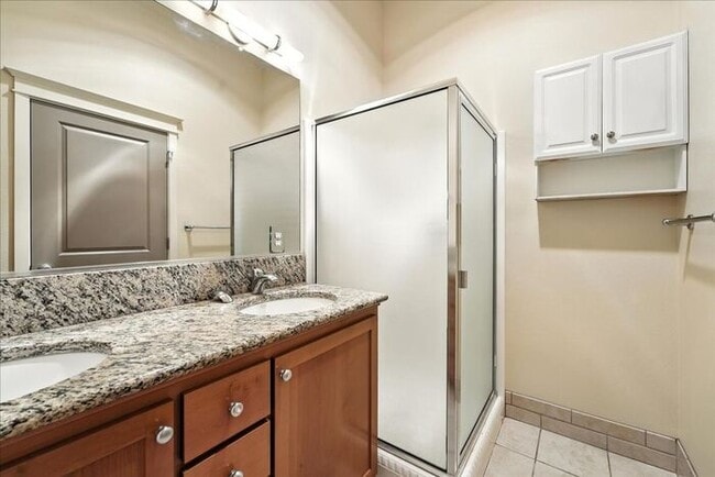 Building Photo - Versatile Townhome: Perfect for Live/Work ...