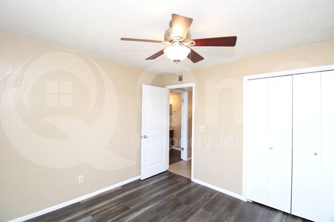 Building Photo - 533 W Guadalupe Rd
