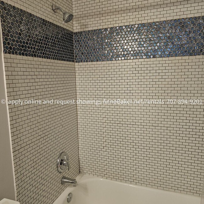 Building Photo - Exquisitely Updated Condo - Must See