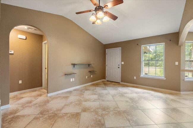 Building Photo - Charming 3 Bed / 2 Bath - Avail. 8/10/26