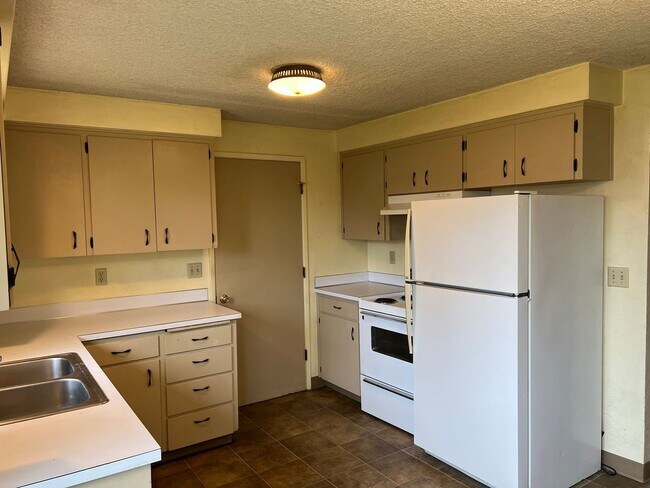 Building Photo - Solid 2 bedroom 1 bath duplex with garage!