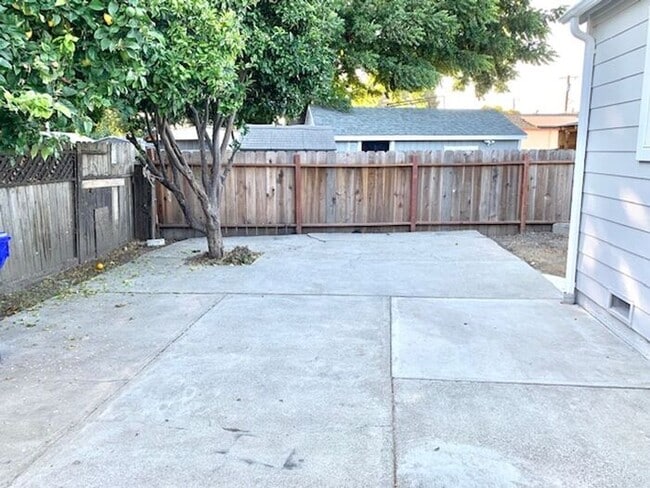 Building Photo - Great 3 bed 1.5 bath House with Garage in ...