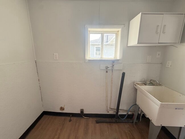 Building Photo - 754 N Sharpsville Ave