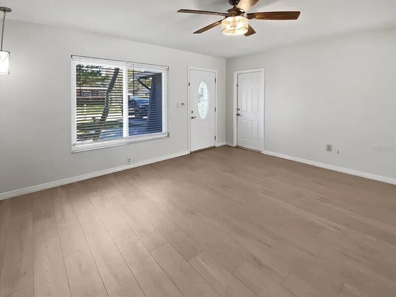 Building Photo - 1608 Amberlea Dr N