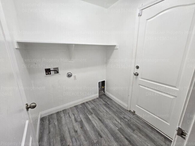 Building Photo - 4 bedroom/ 2 bathroom located in the South...