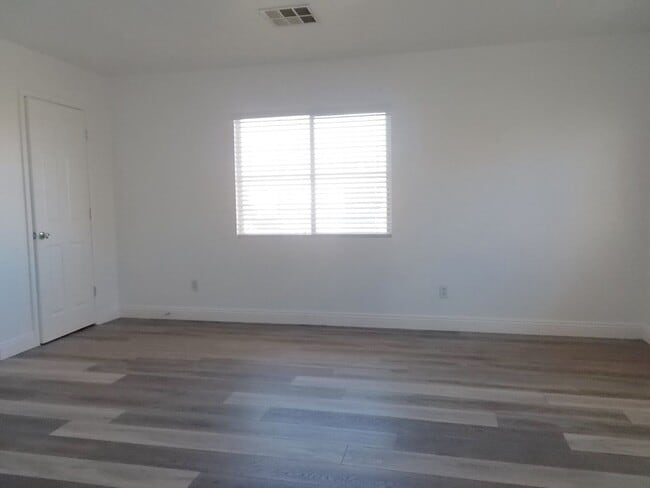 Building Photo - Spacious 4-Bedroom, 2.5-Bathroom Home – Fr...