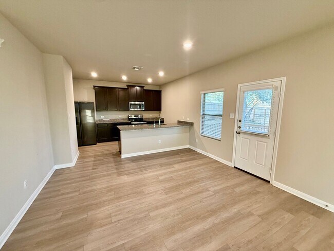 Building Photo - Modern Comfort and Stylish Living