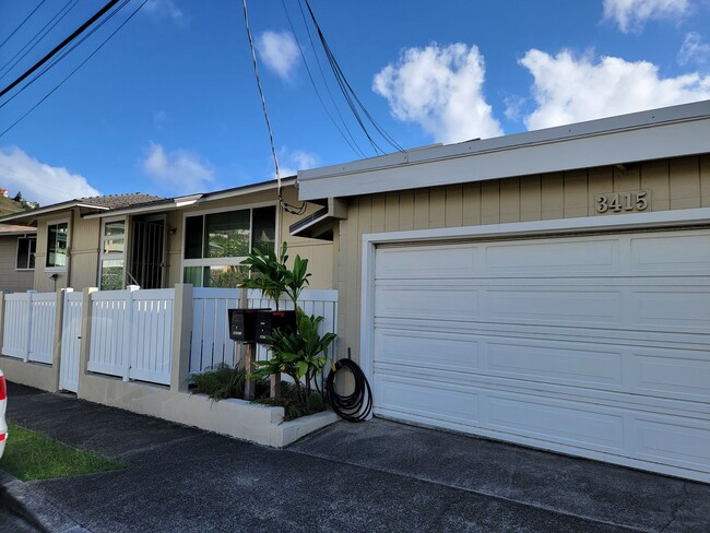 Building Photo - Large Upstairs Unit, Split AC, Renovated