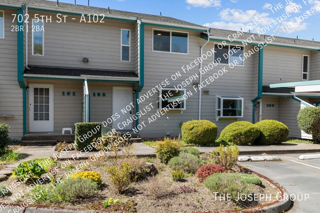 Building Photo - 702 5th St